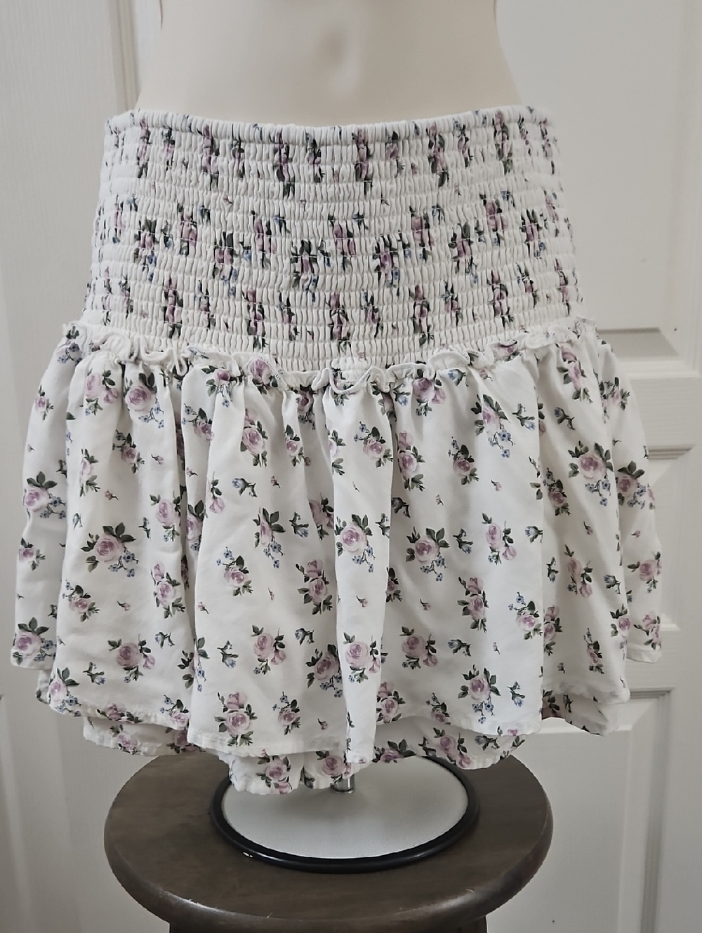 Hollister Co. Ultra High Rise Smocked Ruffle Skort White with purple roses Med.